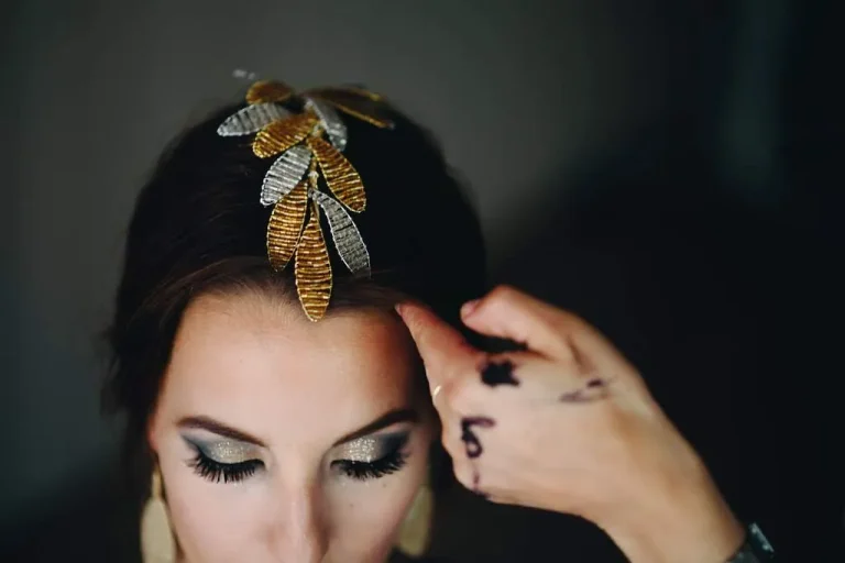 Perfil con pieza dorada sobre el pelo