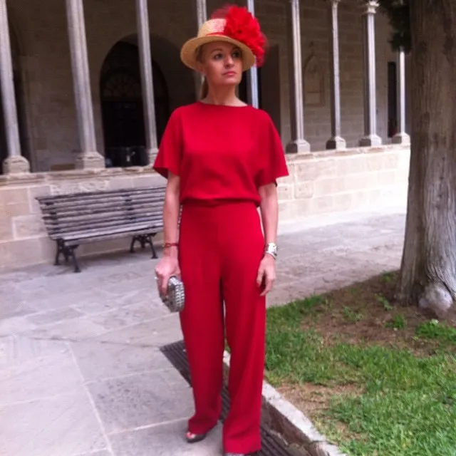 Invitada con traje rojo y tocado