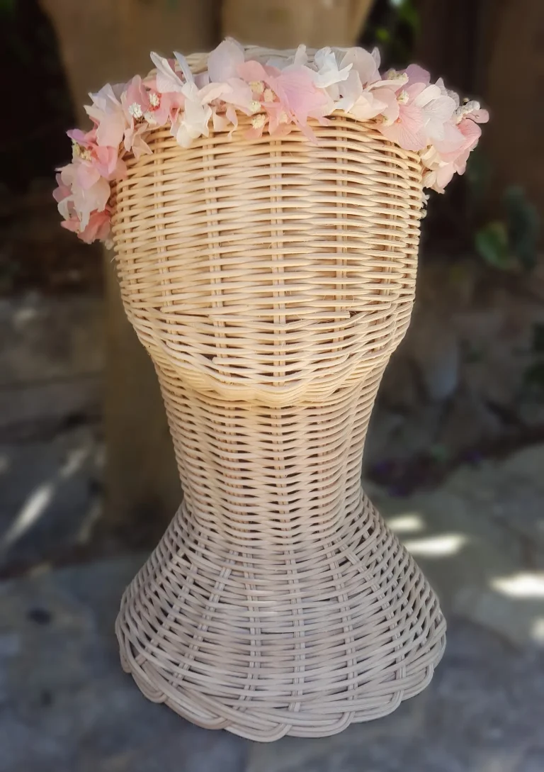 Piezas en proceso sobre el maniquí del taller