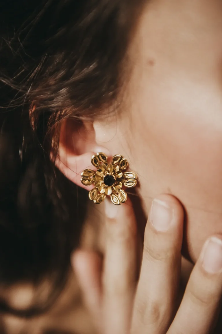 Detalle de un pendiente de flor dorada