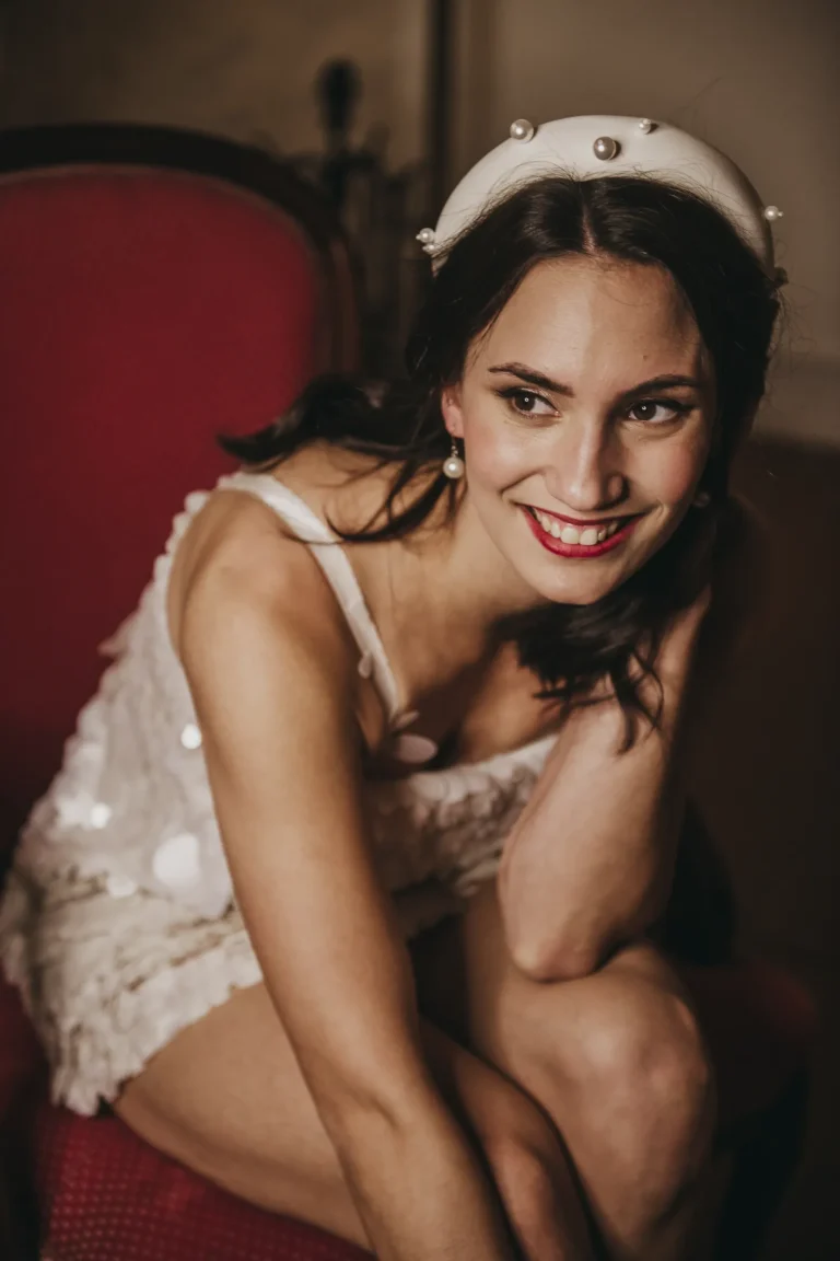 Invitada con diadema en un evento de tarde