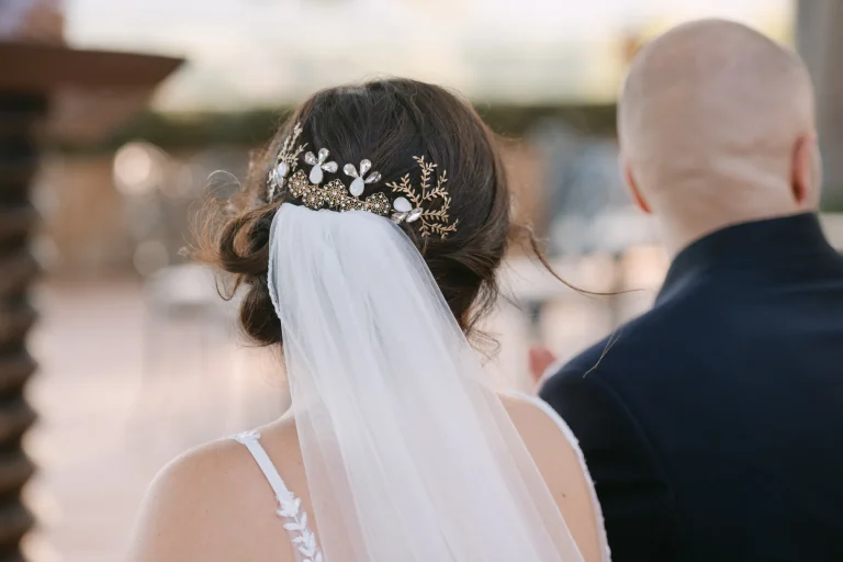 Velo de novia con pieza dorada