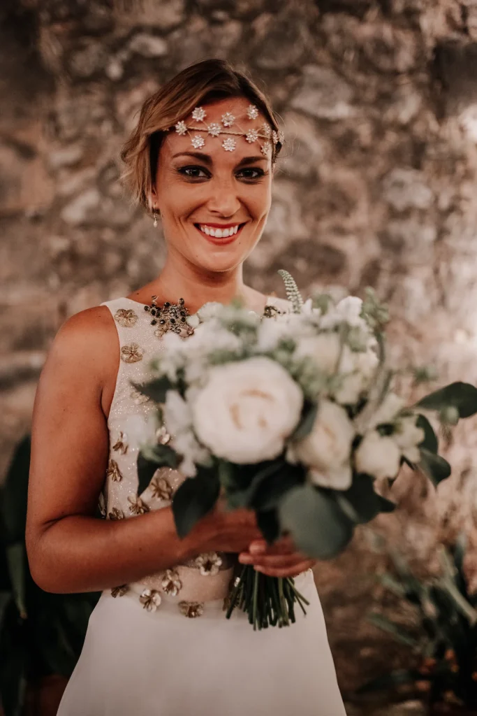 Novia con un ramo de rosas blancas