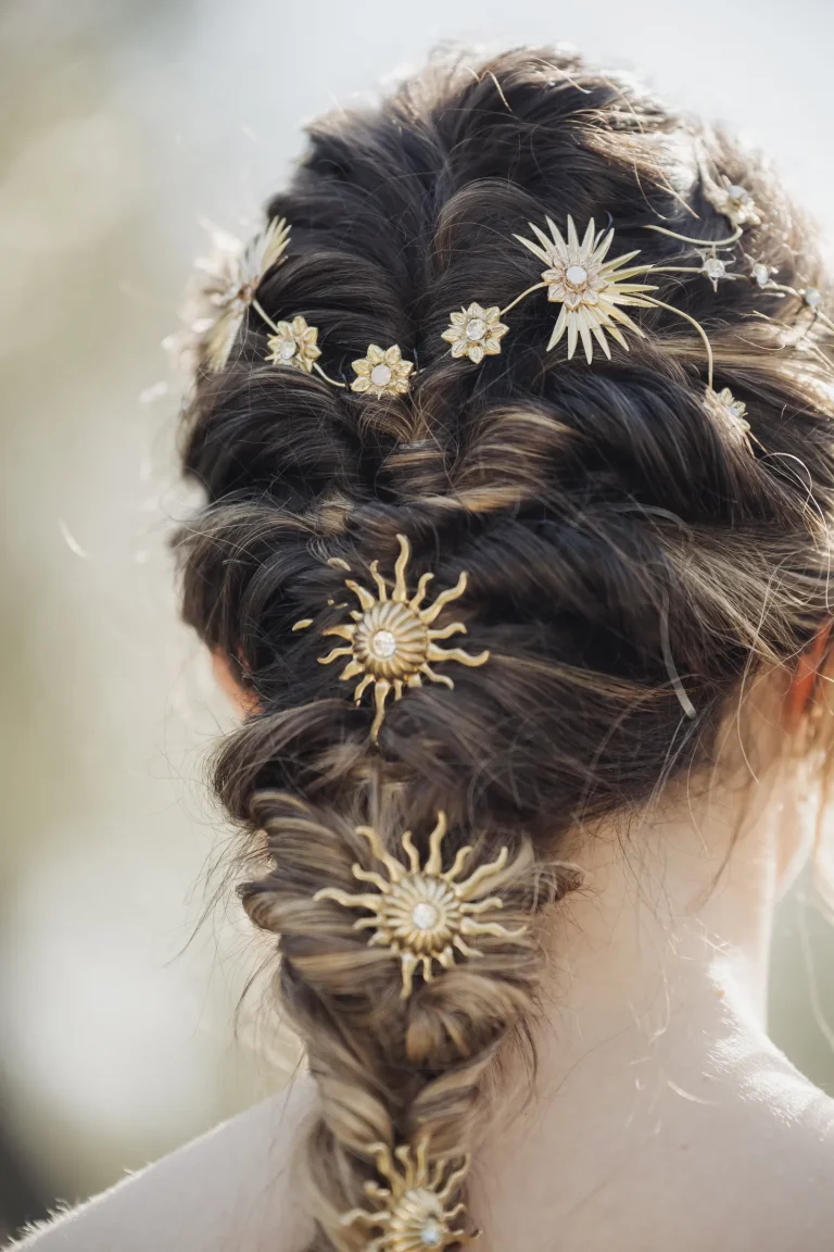 Trenza de novia con piezas doradas en forma de estrella