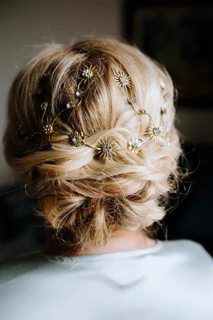 Recogido de novia con piezas blancas y doradas