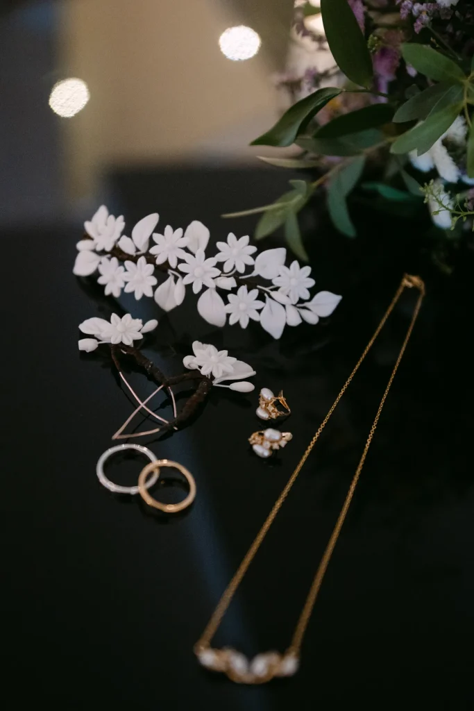 Conjunto de collar, pendientes y anillos