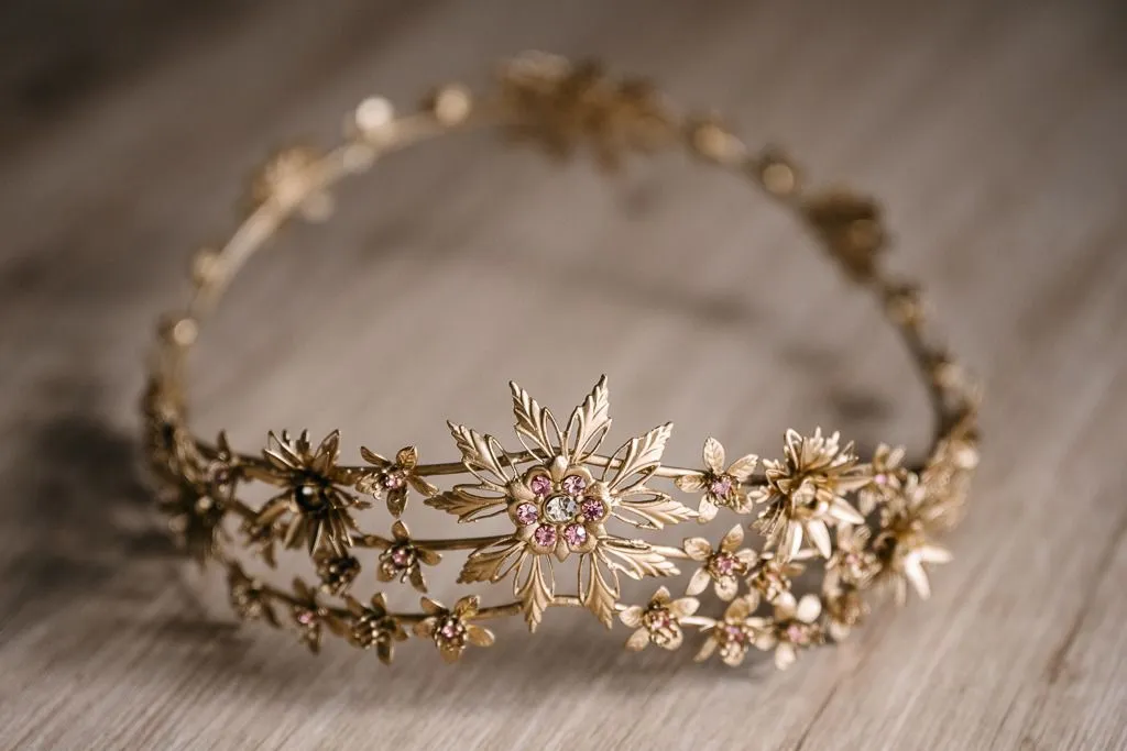 Diadema dorada de hojas y flores