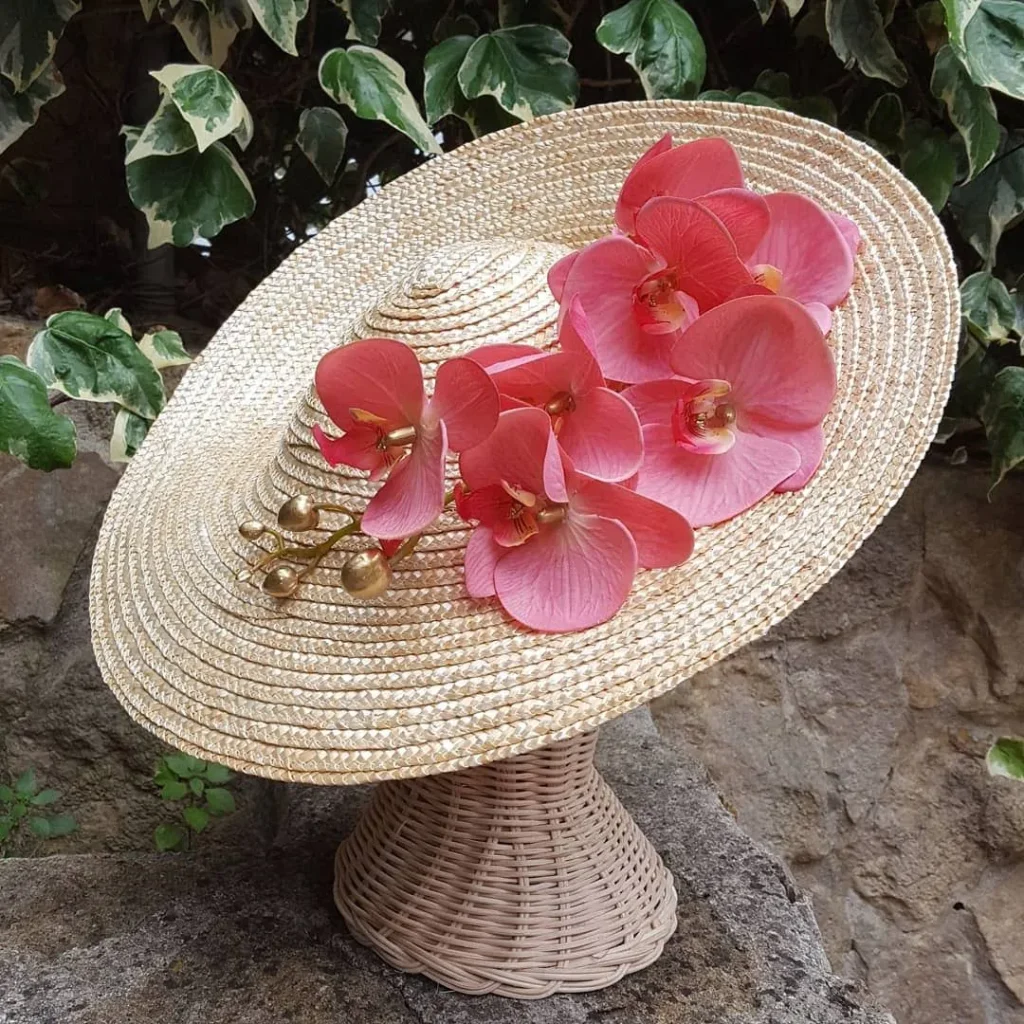 Pamela con orquídeas rosas