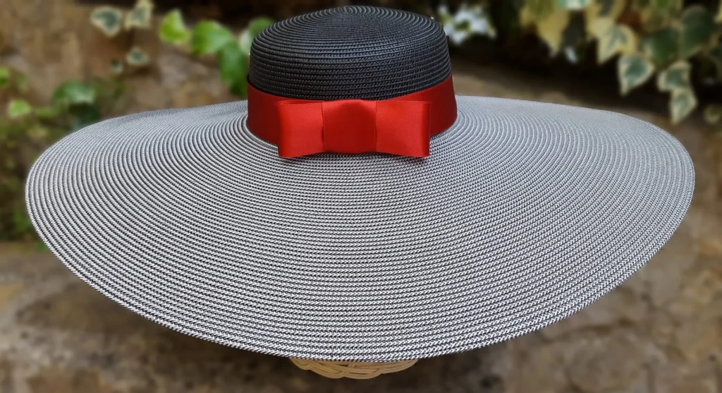 Pamela gris con lazo rojo